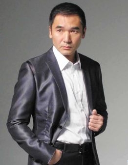 方中信、郭可盈、形象設(shè)計(jì)師吉米、劉錫明參加重慶會(huì)展中心美博會(huì)奧斯卡頒獎(jiǎng)盛典